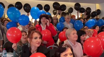 В Москве состоялся флешмоб, посвященный Дню флага ДНР