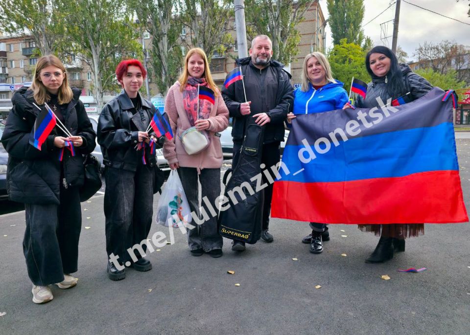 «Флаг моей Республики». В честь празднования Дня Государственного флага Донецкой Народной Республики, Дончанам раздавали флажки и ленты в цветах триколора «Флаг моей Республики». В честь празднования Дня Государственного флага Донецкой Народной Республики, Дончанам раздавали флажки и ленты в цветах триколора