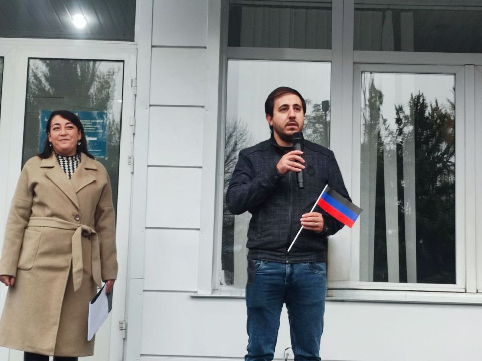 В Ждановке прошла тематическая программа «Флаг державы - символ славы!» ко Дню флага Донецкой Народной Республики В Ждановке прошла тематическая программа «Флаг державы - символ славы!» ко Дню флага Донецкой Народной Республики