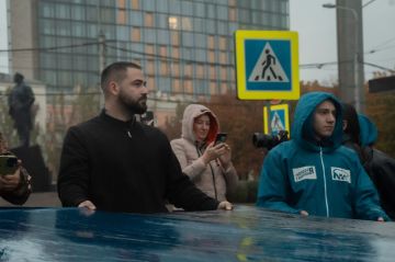 Молодёжка Донецка развернула 200-метровый флаг Республики