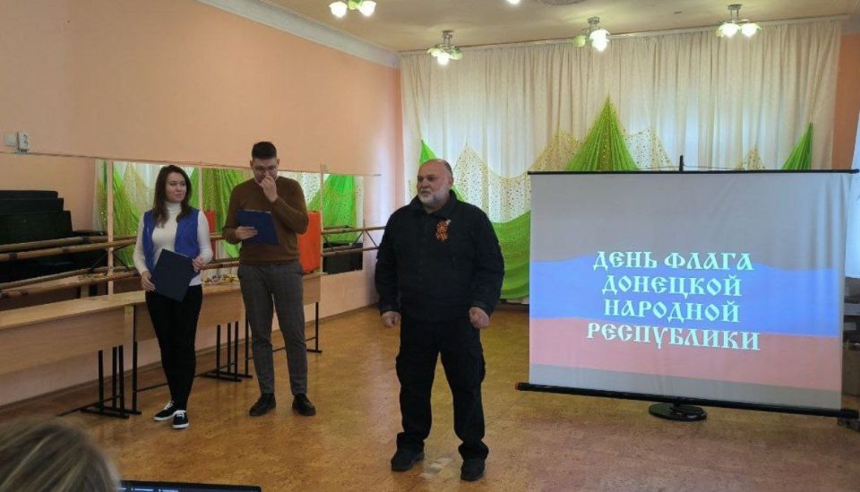 Валентин Левченко: Праздничное мероприятие, приуроченное ко Дню флага, прошло в Центре детского и юношеского творчества Киевского района г.Донецка Валентин Левченко: Праздничное мероприятие, приуроченное ко Дню флага, прошло в Центре детского и юношеского творчества Киевского района г.Донецка