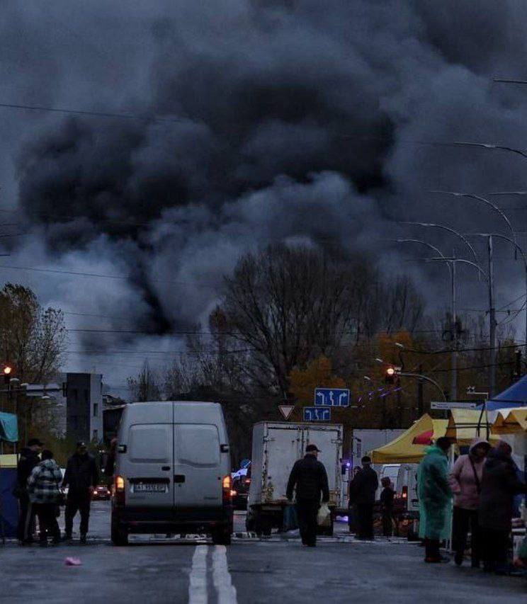Киев горит после ночных ударов баллистикой Киев горит после ночных ударов баллистикой