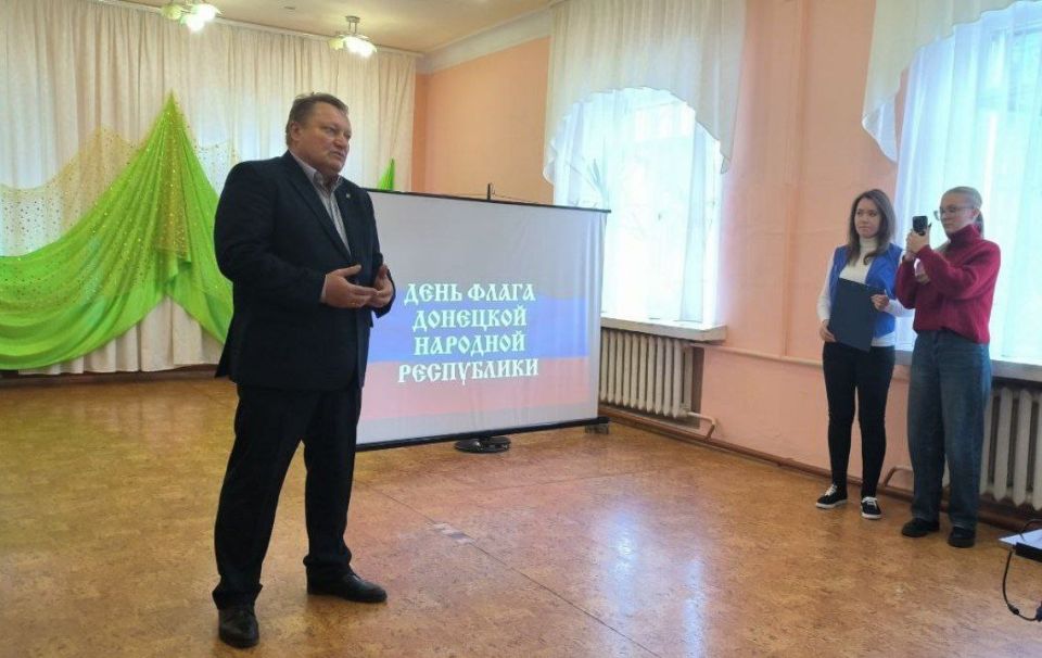 Валентин Левченко: Праздничное мероприятие, приуроченное ко Дню флага, прошло в Центре детского и юношеского творчества Киевского района г.Донецка Валентин Левченко: Праздничное мероприятие, приуроченное ко Дню флага, прошло в Центре детского и юношеского творчества Киевского района г.Донецка
