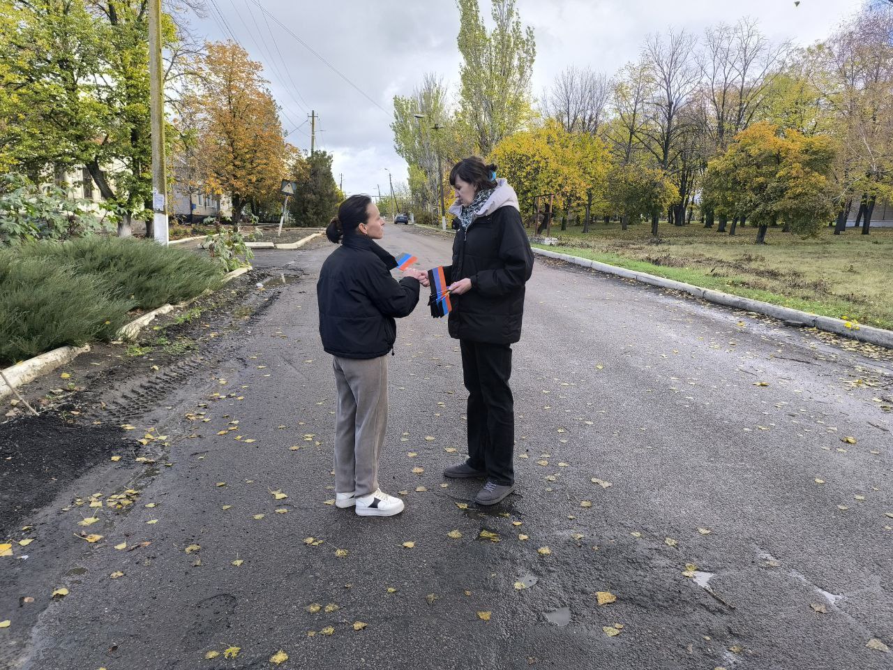 25.10.2025 года. В МБУ" Октябрьский СДК" прошла Акция по раздаче символики ко Дню флага Донецкой Народной Республики 25.10.2025 года. В МБУ" Октябрьский СДК" прошла Акция по раздаче символики ко Дню флага Донецкой Народной Республики
