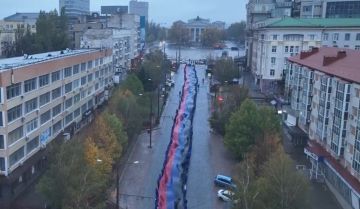 От Постышева до Челюскинцев: на проспекте Ильича в Донецке развернули 200-метровый флаг ДНР