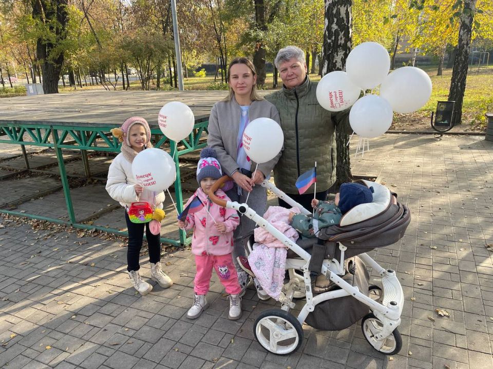 Валентин Левченко: Дорогие соотечественники!. Поздравляю вас с Днём Государственного флага Донецкой Народной Республики! Наш флаг – это знамя мужества, стойкости и несгибаемой воли народа Донбасса Валентин Левченко: Дорогие соотечественники!. Поздравляю вас с Днём Государственного флага Донецкой Народной Республики! Наш флаг – это знамя мужества, стойкости и несгибаемой воли народа Донбасса