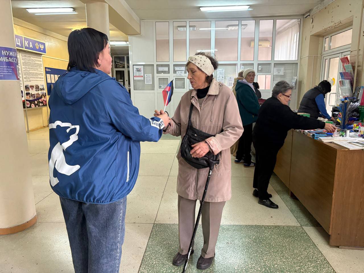В  День Флага Донецкой Народной Республики, сотрудники Управы Ленинского внутригородского района и активисты партии «Единая Россия» провели акцию, в рамках которой раздавались флажки и ленточки ДНР В  День Флага Донецкой Народной Республики, сотрудники Управы Ленинского внутригородского района и активисты партии «Единая Россия» провели акцию, в рамках которой раздавались флажки и ленточки ДНР
