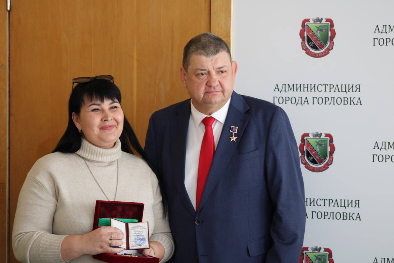 В Горловке вручили звание «Почетного гражданина города» двум участникам СВО В Горловке вручили звание «Почетного гражданина города» двум участникам СВО