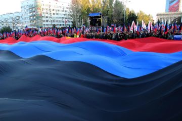 День в истории Донбасса. 25 октября отмечается День флага ДНР У истоков создания нынешнего символа республики стояли политолог Владимир Корнилов и его брат Дмитрий, одни из основателей Интердвижения Донбасса