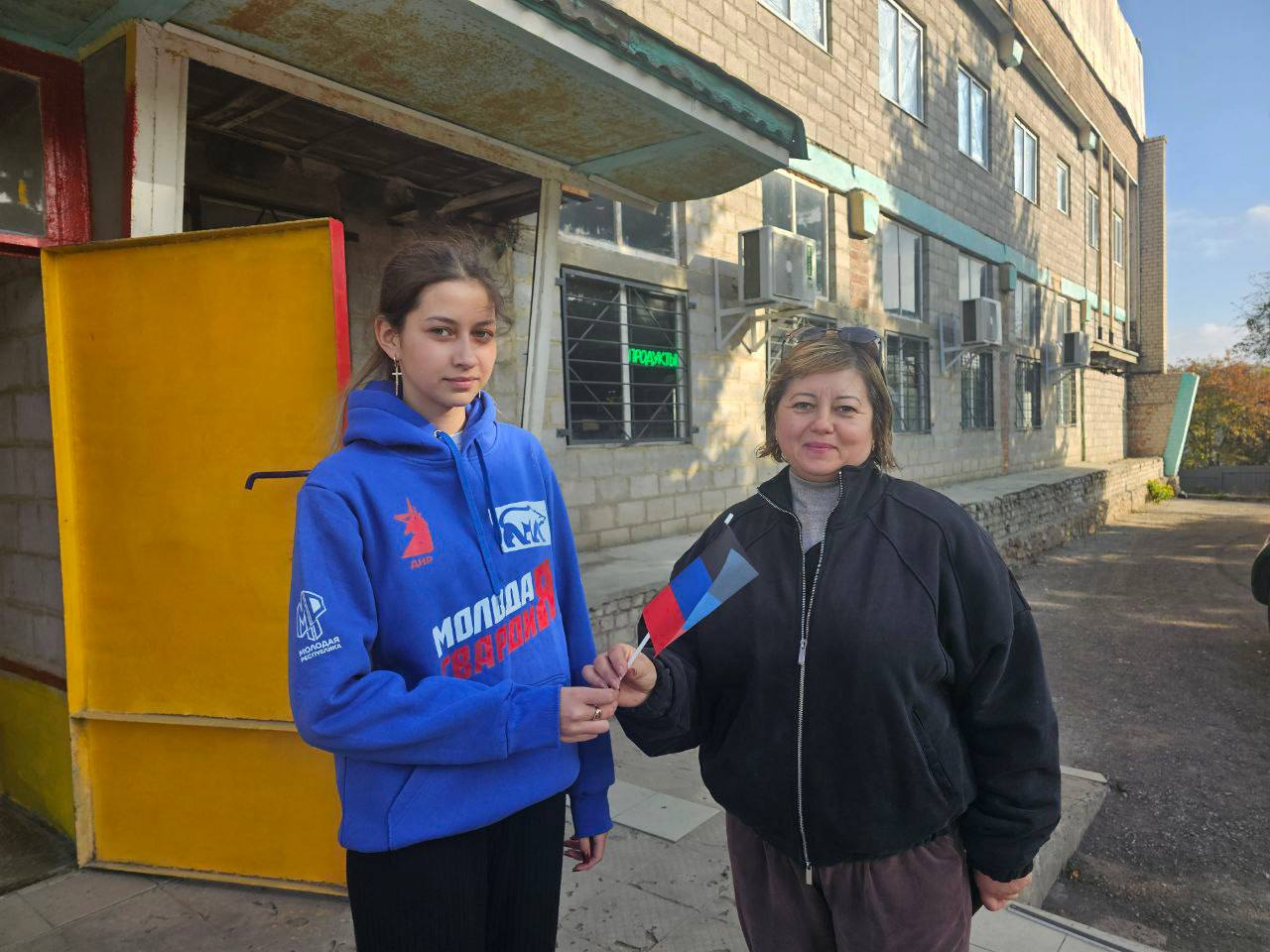 Гордо реет над нами знамя нашей Родины Гордо реет над нами знамя нашей Родины