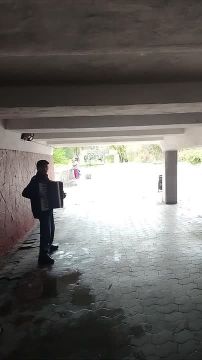 Музыка льется в подземных переходах Донецка