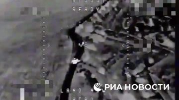 Расчет ударно-разведывательных БПЛА 56 отдельного батальона специального назначения 51 армии ЮВО выследил и ликвидировал под Красноармейском (Покровск) броневик ВСУ американского производства вместе с передвигавшейся на нем...