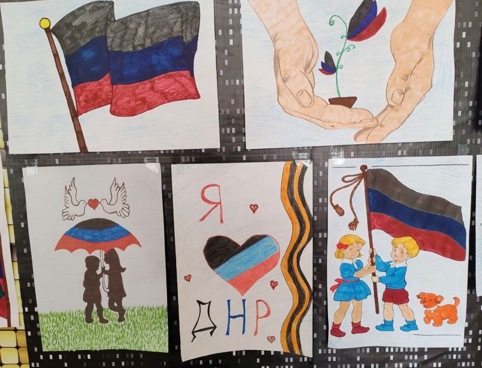 К дню Государственного флага в МБУ "СтепнянскийДК" прошла выставка рисунков "Цвета гордости и славы"любительского объединения "Весёлый карандаш" К дню Государственного флага в МБУ "СтепнянскийДК" прошла выставка рисунков "Цвета гордости и славы"любительского объединения "Весёлый карандаш"
