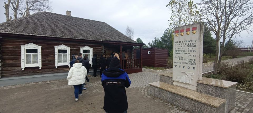 В рамках реализации программы патриотического воспитания молодежи, юнармейцы Волновахского муниципального образования посетили мемориальный дом-музей, расположенный в селе Стрелковка Калужской области, где родился дважды... В рамках реализации программы патриотического воспитания молодежи, юнармейцы Волновахского муниципального образования посетили мемориальный дом-музей, расположенный в селе Стрелковка Калужской области, где родился дважды...