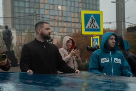 Молодёжка Донецка развернула 200-метровый флаг Республики