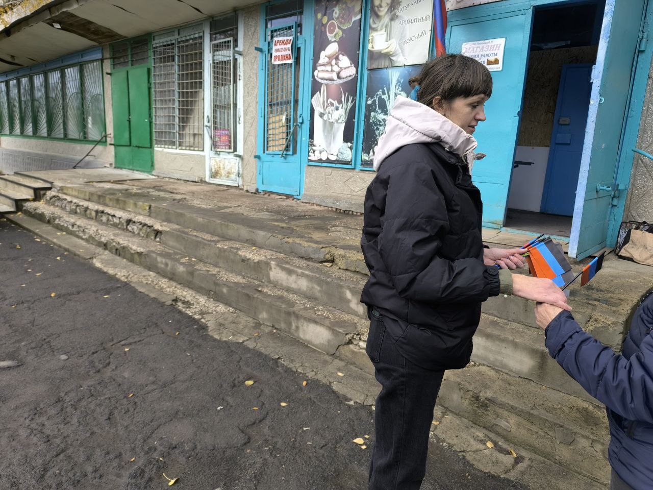 25.10.2025 года. В МБУ" Октябрьский СДК" прошла Акция по раздаче символики ко Дню флага Донецкой Народной Республики 25.10.2025 года. В МБУ" Октябрьский СДК" прошла Акция по раздаче символики ко Дню флага Донецкой Народной Республики