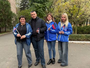 В  День Флага Донецкой Народной Республики, сотрудники Управы Ленинского внутригородского района и активисты партии «Единая Россия» провели акцию, в рамках которой раздавались флажки и ленточки ДНР