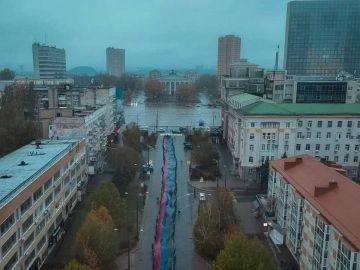 В центре Донецка развернули 200-метровый триколор в честь Дня флага ДНР