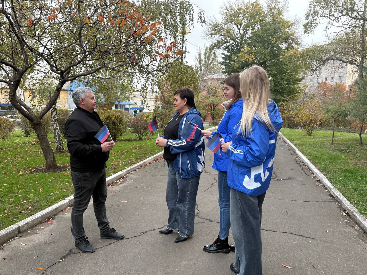 В  День Флага Донецкой Народной Республики, сотрудники Управы Ленинского внутригородского района и активисты партии «Единая Россия» провели акцию, в рамках которой раздавались флажки и ленточки ДНР В  День Флага Донецкой Народной Республики, сотрудники Управы Ленинского внутригородского района и активисты партии «Единая Россия» провели акцию, в рамках которой раздавались флажки и ленточки ДНР
