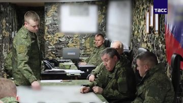 Начальник Генштаба РФ Герасимов в ходе посещения пунктов управления Центральной группировки войск отметил успехи в освобождении ДНР, сообщили в МО РФ
