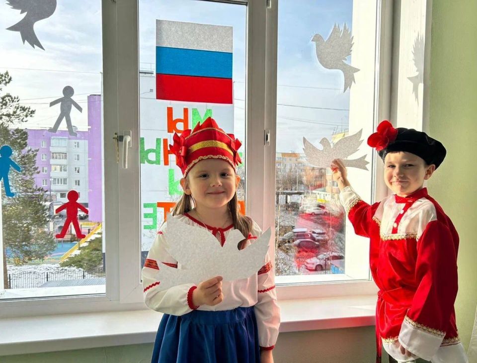 В преддверии Дня народного единства в детских садах «Оленёнок» и Бугасском детском саду «Колосок» состоялся совместный патриотический мастер-класс по украшению окон «Мы едины» В преддверии Дня народного единства в детских садах «Оленёнок» и Бугасском детском саду «Колосок» состоялся совместный патриотический мастер-класс по украшению окон «Мы едины»
