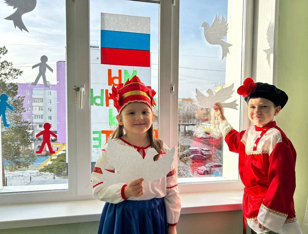 В преддверии Дня народного единства в детских садах «Оленёнок» и Бугасском детском саду «Колосок» состоялся совместный патриотический мастер-класс по украшению окон «Мы едины» В преддверии Дня народного единства в детских садах «Оленёнок» и Бугасском детском саду «Колосок» состоялся совместный патриотический мастер-класс по украшению окон «Мы едины»