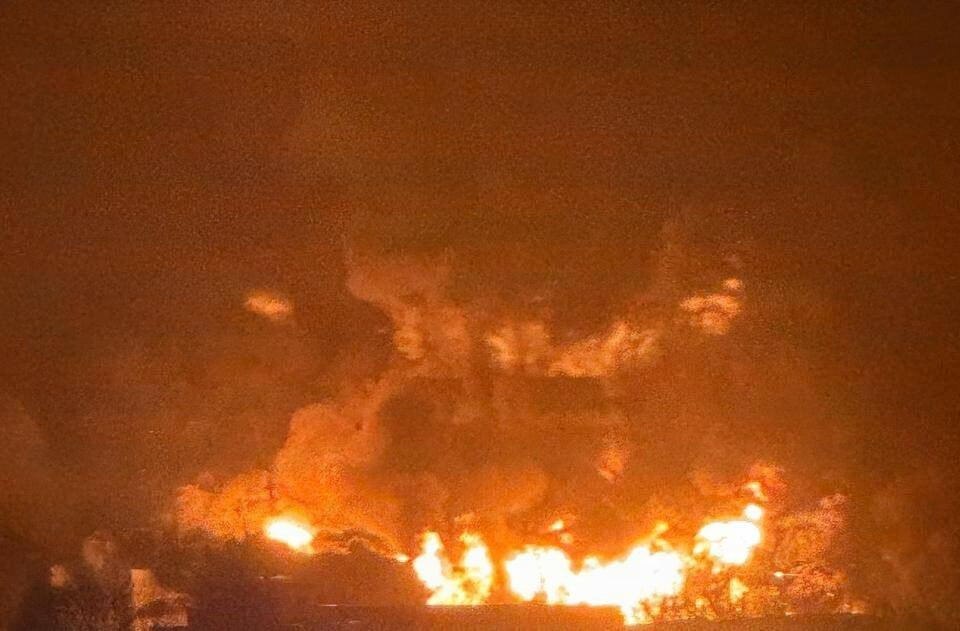 Киев горит после ночных ударов баллистикой Киев горит после ночных ударов баллистикой