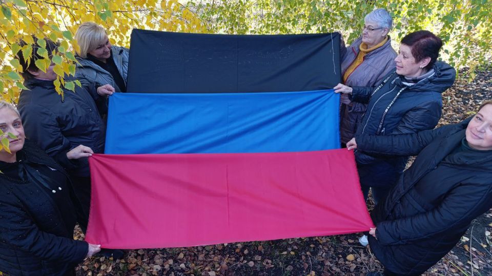 Активисты ПО № 7 Горловского местного отделения партии «Единая Россия» в рамках проекта «Культура малой Родины» ко Дню Государственного флага Донецкой Народной Республики подготовили флешмоб «Символ Республики, яркий и... Активисты ПО № 7 Горловского местного отделения партии «Единая Россия» в рамках проекта «Культура малой Родины» ко Дню Государственного флага Донецкой Народной Республики подготовили флешмоб «Символ Республики, яркий и...