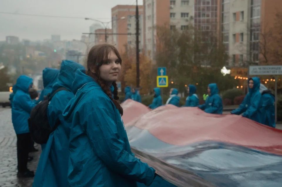 От Постышева до Челюскинцев: на проспекте Ильича в Донецке развернули 200-метровый флаг ДНР От Постышева до Челюскинцев: на проспекте Ильича в Донецке развернули 200-метровый флаг ДНР
