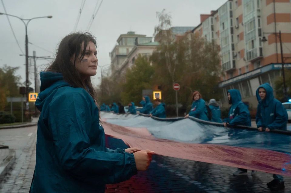 От Постышева до Челюскинцев: на проспекте Ильича в Донецке развернули 200-метровый флаг ДНР От Постышева до Челюскинцев: на проспекте Ильича в Донецке развернули 200-метровый флаг ДНР