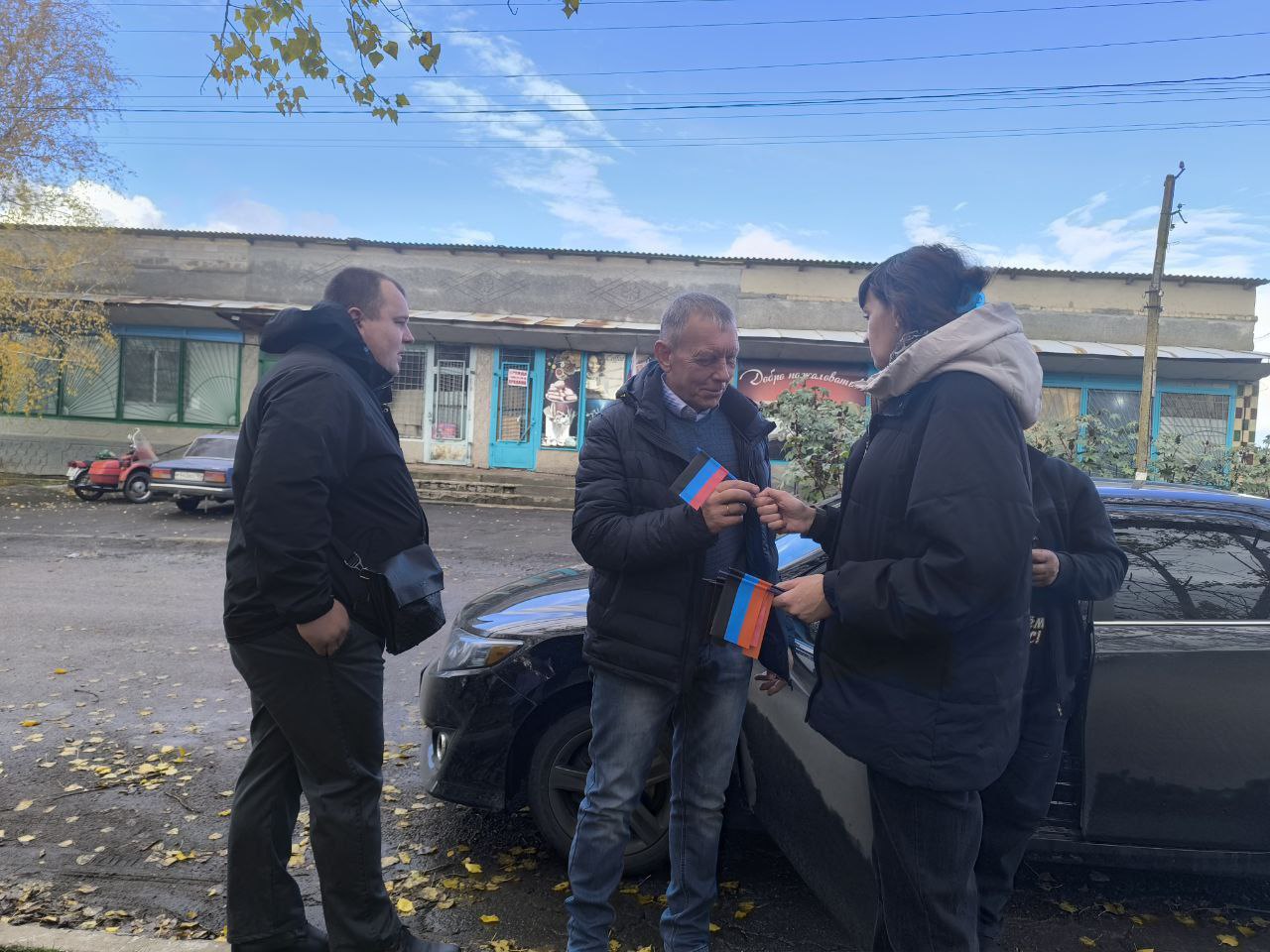 25.10.2025 года. В МБУ" Октябрьский СДК" прошла Акция по раздаче символики ко Дню флага Донецкой Народной Республики 25.10.2025 года. В МБУ" Октябрьский СДК" прошла Акция по раздаче символики ко Дню флага Донецкой Народной Республики