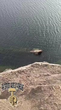 На Монаховском карьере сегодня показался из воды легендарный автобус