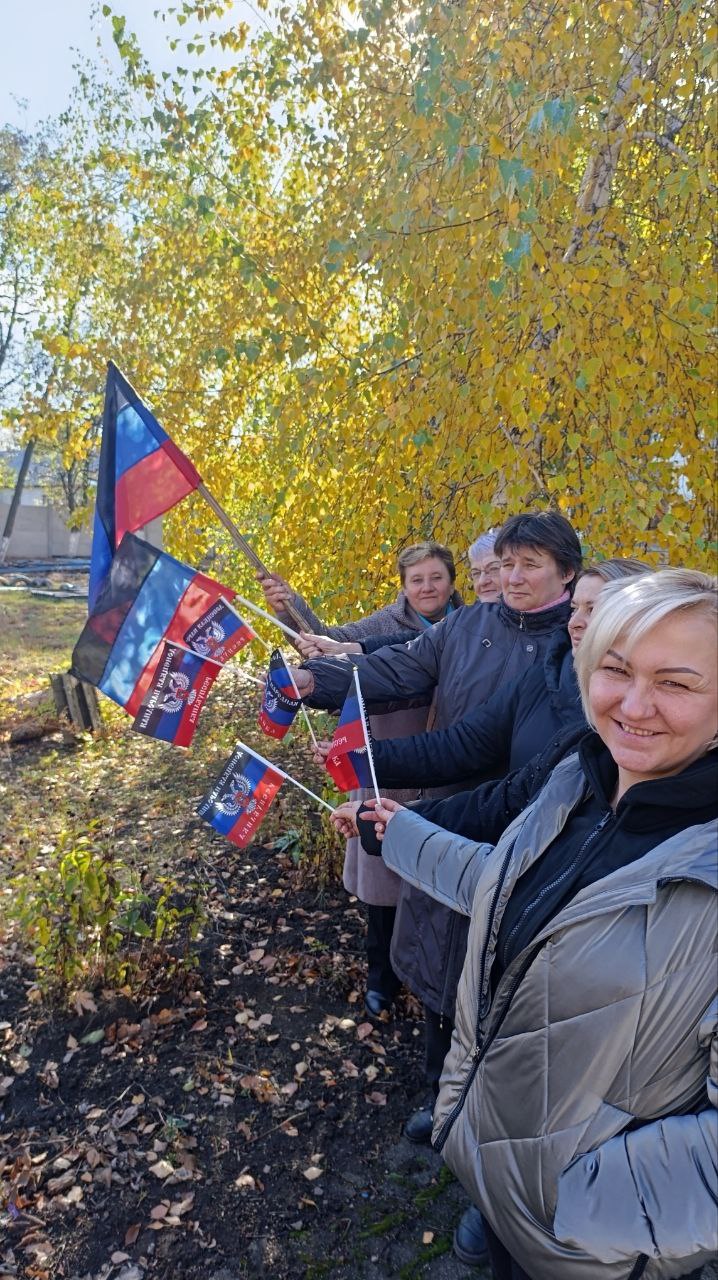 Активисты ПО № 7 Горловского местного отделения партии «Единая Россия» в рамках проекта «Культура малой Родины» ко Дню Государственного флага Донецкой Народной Республики подготовили флешмоб «Символ Республики, яркий и... Активисты ПО № 7 Горловского местного отделения партии «Единая Россия» в рамках проекта «Культура малой Родины» ко Дню Государственного флага Донецкой Народной Республики подготовили флешмоб «Символ Республики, яркий и...