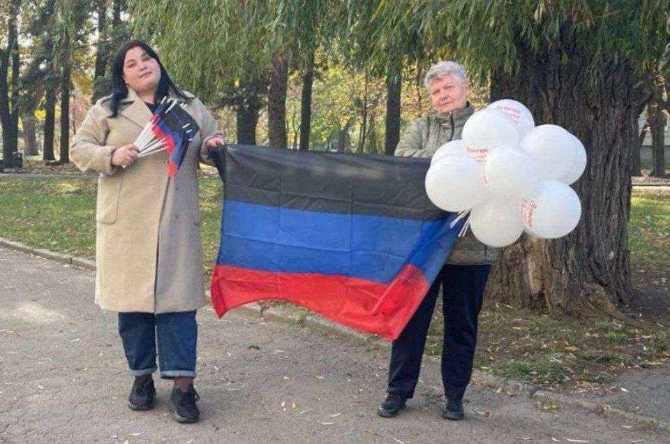Валентин Левченко: Дорогие соотечественники!. Поздравляю вас с Днём Государственного флага Донецкой Народной Республики! Наш флаг – это знамя мужества, стойкости и несгибаемой воли народа Донбасса Валентин Левченко: Дорогие соотечественники!. Поздравляю вас с Днём Государственного флага Донецкой Народной Республики! Наш флаг – это знамя мужества, стойкости и несгибаемой воли народа Донбасса