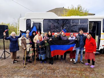 С Днем флага Донецкой Народной Республики жителей сел Чичерино и Трудовское поздравил автоклуб Волновахского ОДК им. Героя России В. А. Жоги