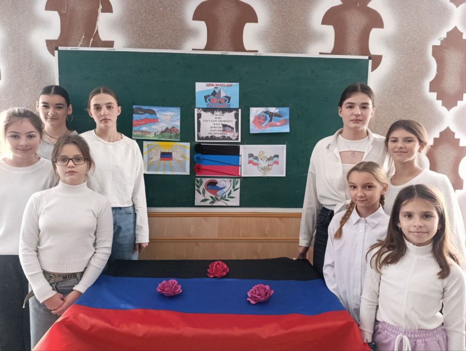 Выставка рисунков «ЦВЕТА РЕСПУБЛИКИ» Выставка рисунков «ЦВЕТА РЕСПУБЛИКИ»