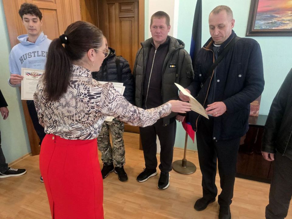 Вручение благодарностей в Управе Ленинского внутригородского района Администрации г. о. Донецк Вручение благодарностей в Управе Ленинского внутригородского района Администрации г. о. Донецк