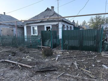 Два человека погибли, один тяжело ранен в результате обстрела ВСУ города Ясиноватая в ДНР, сообщил и.о. главы муниципального округа Александр Пеняев