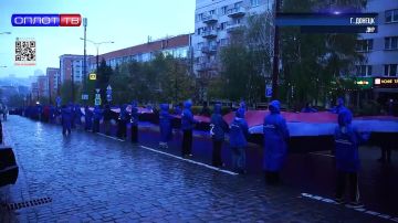 Активисты развернули триколор в центре Донецка