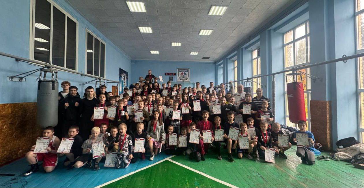 В субботу, 25 октября, в Дворце Спорта «Шахтер» состоялось важное событие для подрастающего поколения кикбоксеров — сдача нормативов по общей физической подготовке