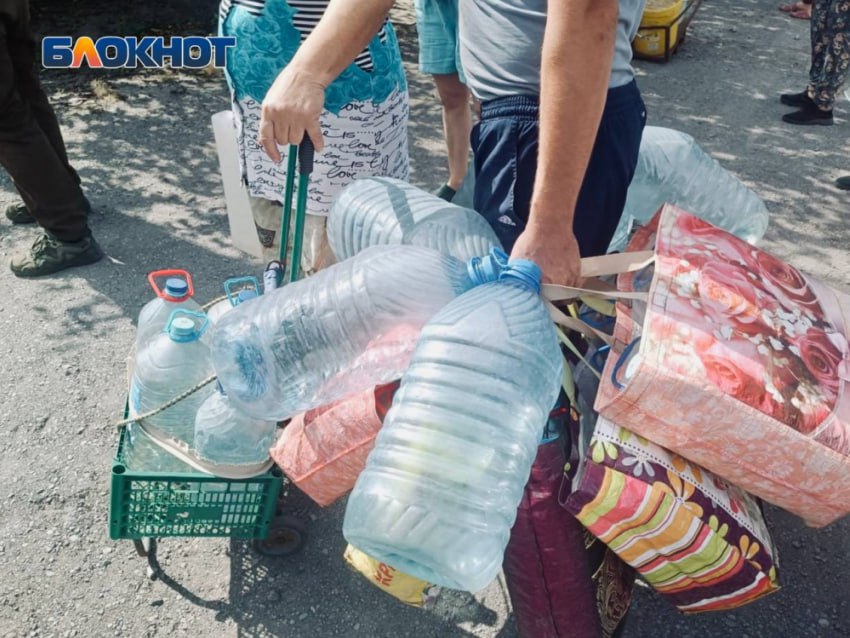 Нежатся в ванной или таскают баклажки: дефицит воды в ДНР породил сегрегацию Нежатся в ванной или таскают баклажки: дефицит воды в ДНР породил сегрегацию