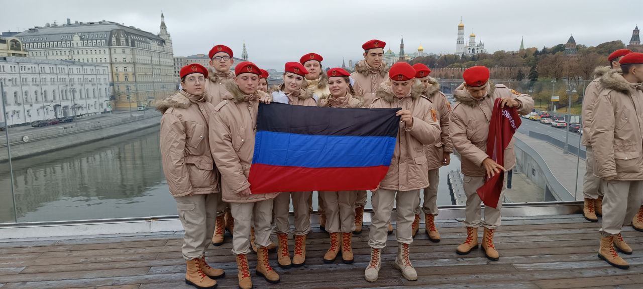 Гордость и патриотизм переполняют сердца юнармейцев Волновахского района! Они отправились в знаменательное путешествие по городам-героям нашей большой страны, чтобы пронести Знамя Донецкой Народной Республики Гордость и патриотизм переполняют сердца юнармейцев Волновахского района! Они отправились в знаменательное путешествие по городам-героям нашей большой страны, чтобы пронести Знамя Донецкой Народной Республики