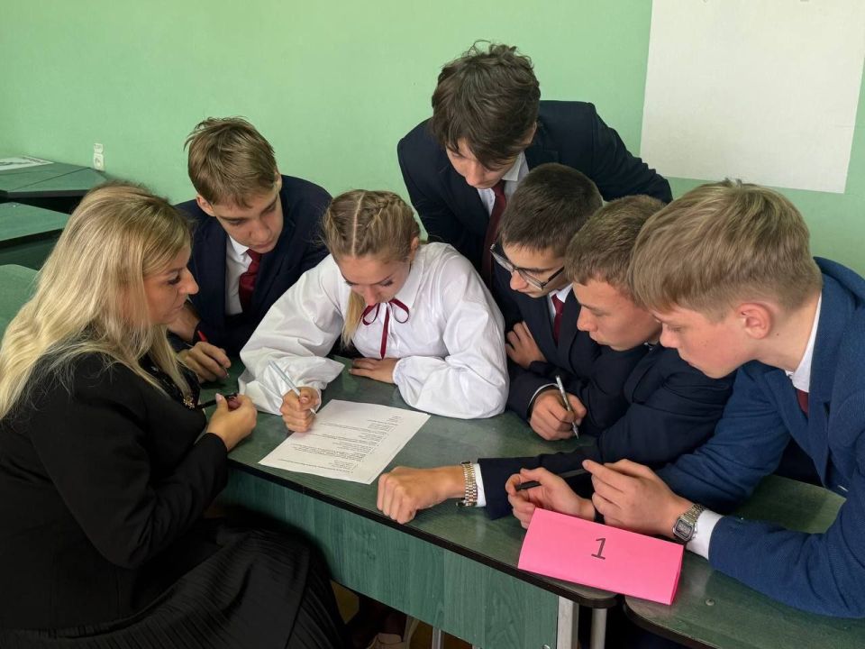 Флаг Донецкой Народной Республики- это воля народа, уголь Донбасса и кровь защитников родной земли - так считают участники викторины, приуроченной Дню флага ДНР Флаг Донецкой Народной Республики- это воля народа, уголь Донбасса и кровь защитников родной земли - так считают участники викторины, приуроченной Дню флага ДНР