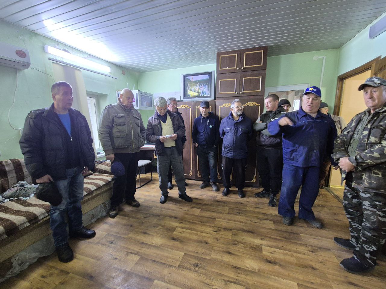 Председатель #Комитет_по_вопросам_агропромышленного_комплекса_земельных_отношений Юрий Леонов провел встречу с коллективом водопроводно-канализационной службы Буденновского района, филиала «Донецкое производственное... Председатель #Комитет_по_вопросам_агропромышленного_комплекса_земельных_отношений Юрий Леонов провел встречу с коллективом водопроводно-канализационной службы Буденновского района, филиала «Донецкое производственное...