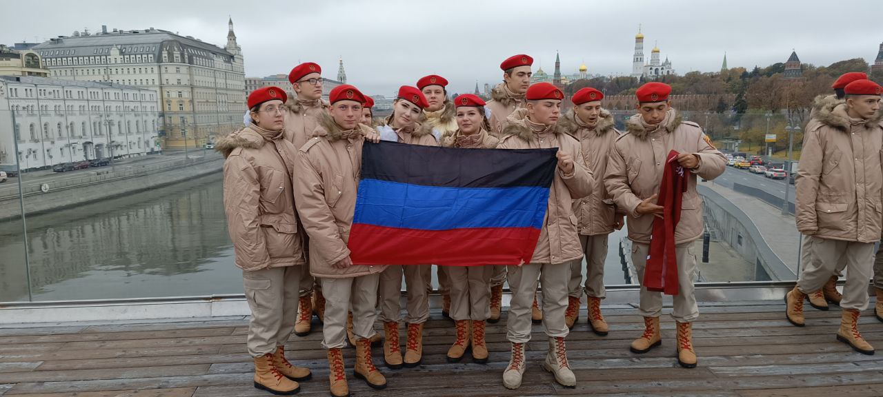 Гордость и патриотизм переполняют сердца юнармейцев Волновахского района! Они отправились в знаменательное путешествие по городам-героям нашей большой страны, чтобы пронести Знамя Донецкой Народной Республики Гордость и патриотизм переполняют сердца юнармейцев Волновахского района! Они отправились в знаменательное путешествие по городам-героям нашей большой страны, чтобы пронести Знамя Донецкой Народной Республики