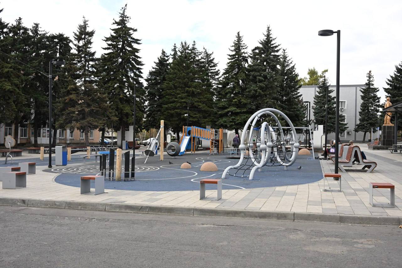 В Снежном в 2025 году завершат благоустройство центральной площади