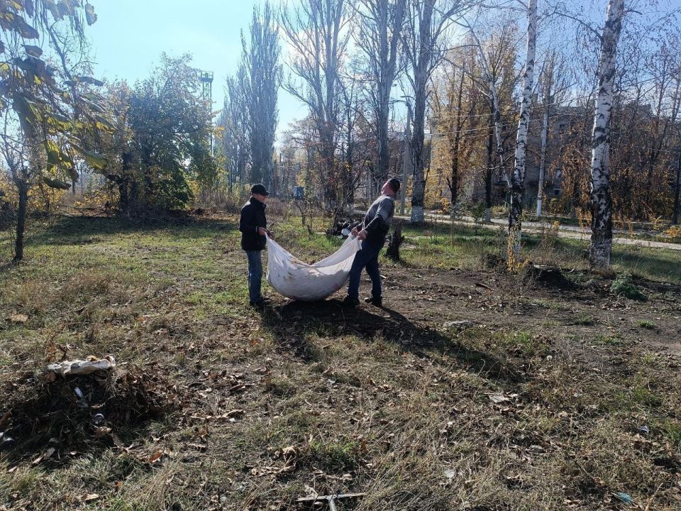 Сотрудники Авдеевского территориального отдела приняли участие в субботнике в городе Авдеевка Сотрудники Авдеевского территориального отдела приняли участие в субботнике в городе Авдеевка