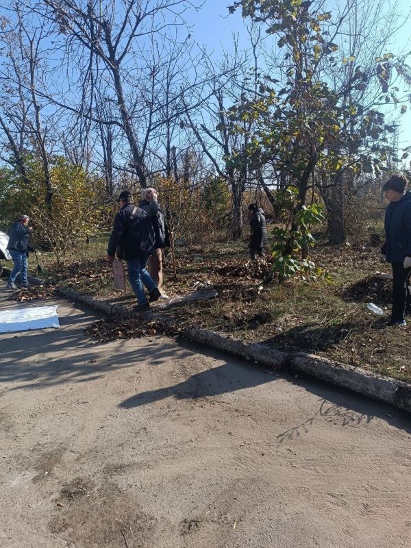 Сотрудники Авдеевского территориального отдела приняли участие в субботнике в городе Авдеевка Сотрудники Авдеевского территориального отдела приняли участие в субботнике в городе Авдеевка