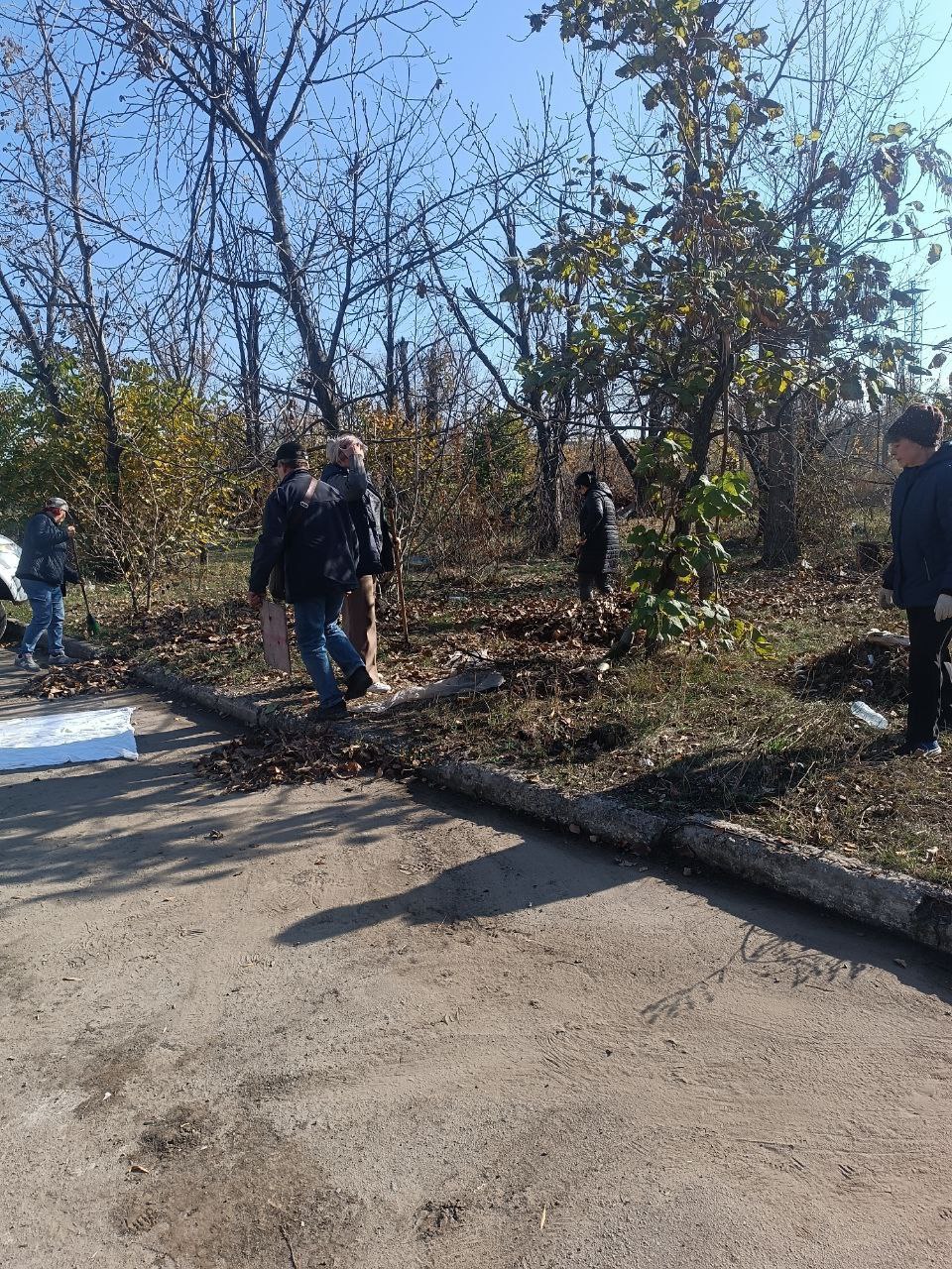 Сотрудники Авдеевского территориального отдела приняли участие в субботнике в городе Авдеевка Сотрудники Авдеевского территориального отдела приняли участие в субботнике в городе Авдеевка