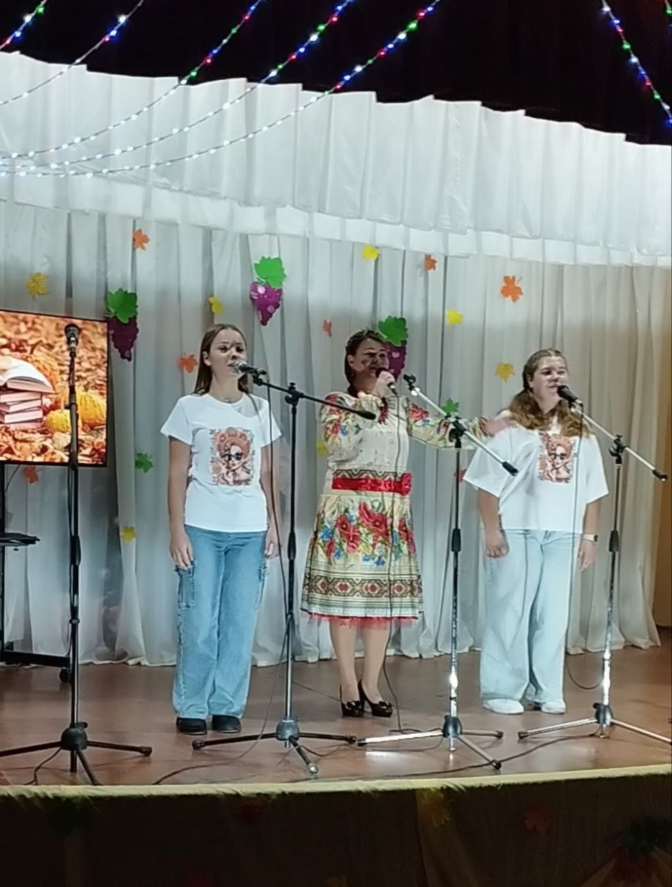 Золотое время. Осенний вечер в Белосарайском сельском клубе наполнился музыкой и теплом человеческого общения Золотое время. Осенний вечер в Белосарайском сельском клубе наполнился музыкой и теплом человеческого общения